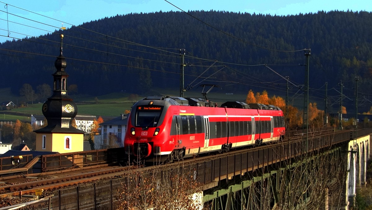 Ein Talent2 befährt auf seiner Reise nach Jena Saalbahnhof, die Trogenbachbrücke in Ludwigsstadt.
Aufgenommen im Oktober 2015.
