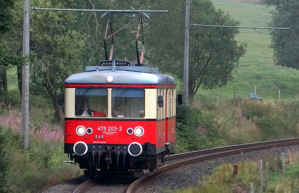 Ein Triebwagen der BR479 ist zwischen Cursdorf und Oberweisbach unterwegs. Aufgenommen im August 2015.