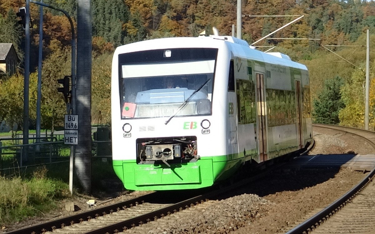 Ein VT650 der Elster-Saale-Bahn ist auf dem Weg nach Blankenburg unterwegs. 
Aufgenommen im Oktober 2013 kurz vor Kaulsdorf.