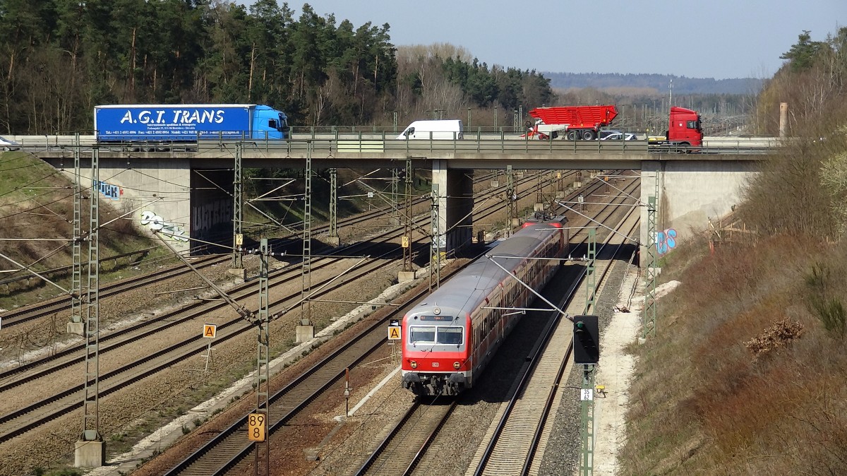 Ein x-Wagen Garnitur der S-Bahn Nürnberg ist nach Feucht unterwegs.
Aufgenommen im April 2015 nördlich von Feucht.