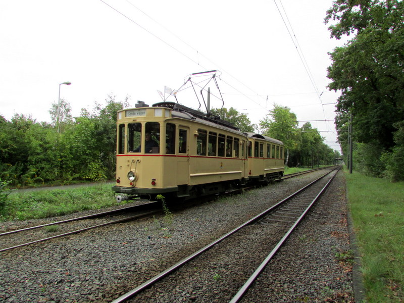 Eine alte Straenbahn in Darmstadt am Waldfriedhof am 08.Sept.2013