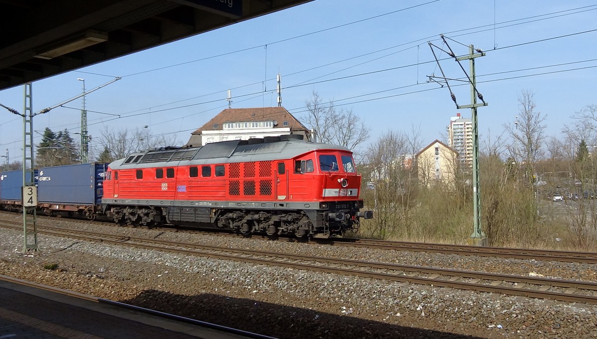 Eine BR233 zieht einen Gterzug.
Aufgenommen im April 2015 an der Haltestelle Nrnberg-Dutzendteich.