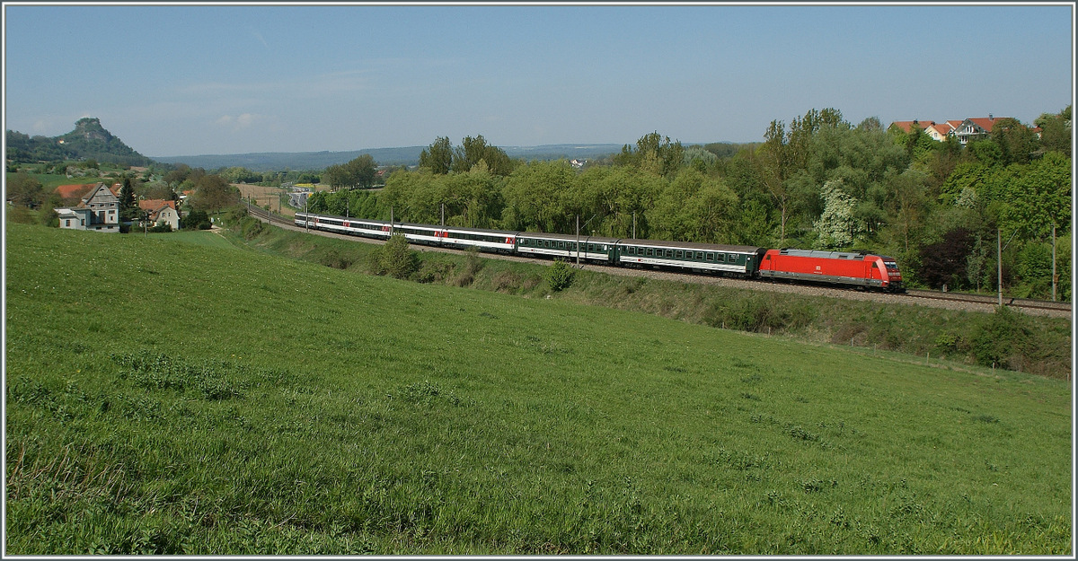 Eine DB 101 mit ihrem langen IC Stuttgart - Zrich kurz vor Singen
22.04.2011
