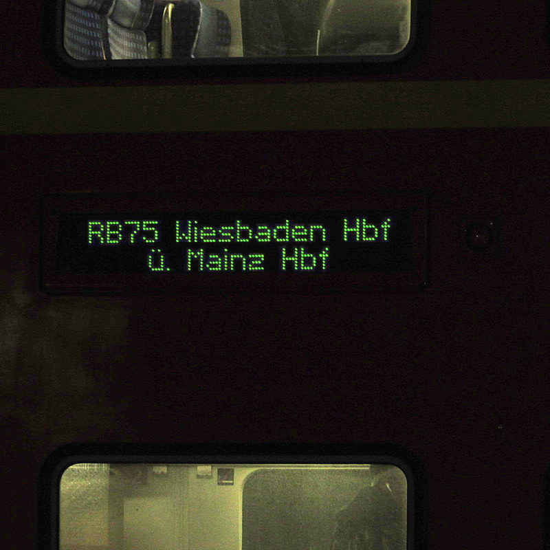 Eine Detailaufnahme von RB75 nach Wiesbaden im Bahnhof Weiterstadt am 31.Dez.2013