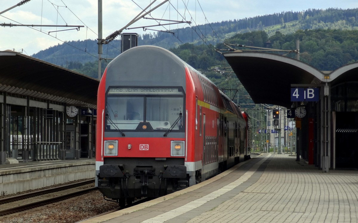 Eine DR-Doppelstockwagengarnitur steht an Gleis 4 in Saalfeld als RE nach Jena Saalbahnhof bereit.
Aufgenommen im August 2014.