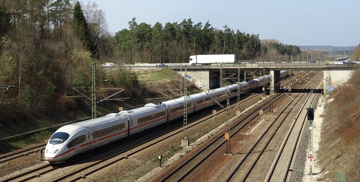 Eine ICE3 ist auf Neubaustrecke zwischen Nürnberg und Ingolstadt unterwegs.
Aufgenommen im April 2015 nördlich von Feucht.