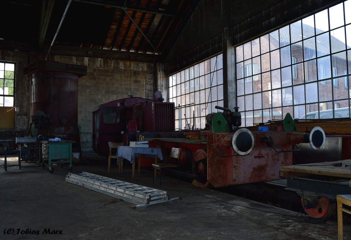 Eine Köf und eine auseinander gebaute Diesellok im Lokschuppen, beim Lokschuppen-Fest in Hanau am 14.06.2015