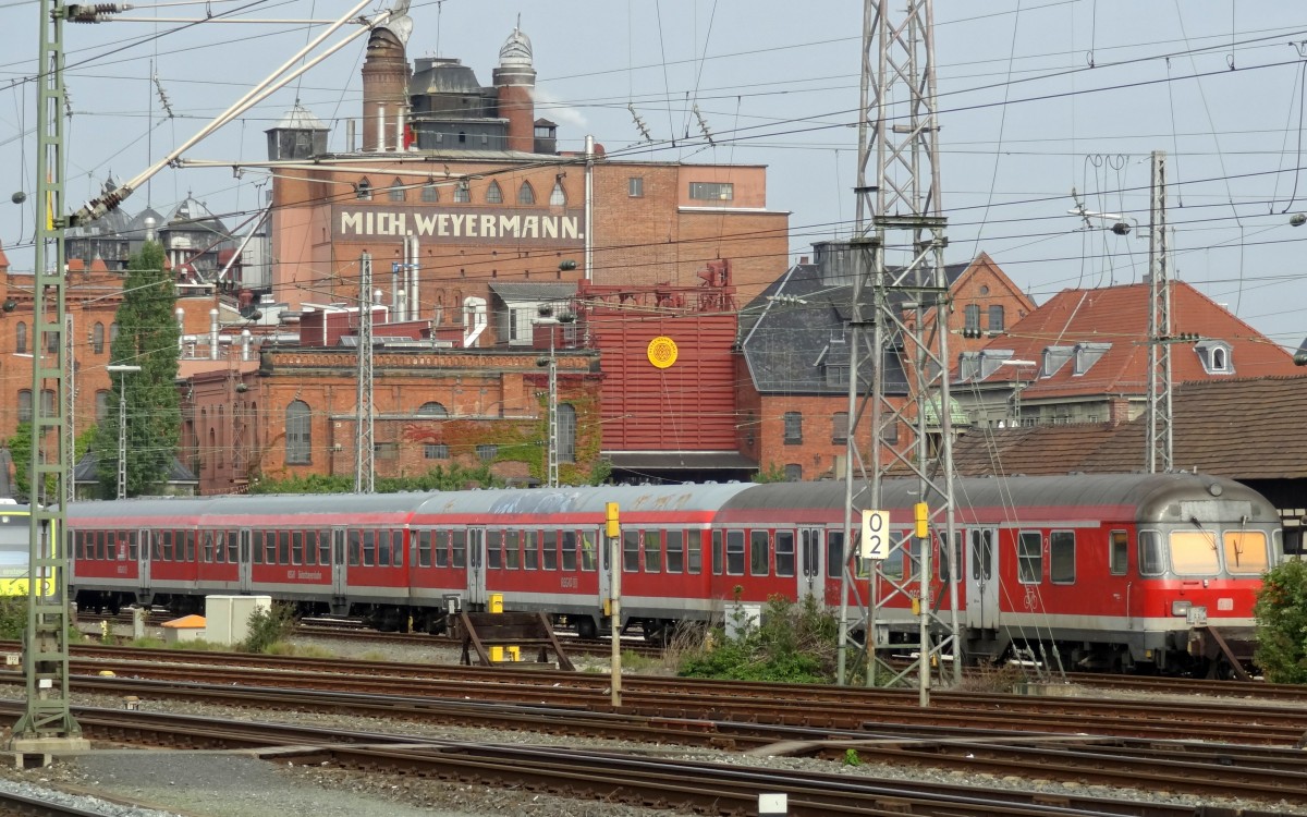 Eine lange n-Wagen Garnitur, steht im September 2013 in der Abstellanlage des Bahnhofes Bamberg.