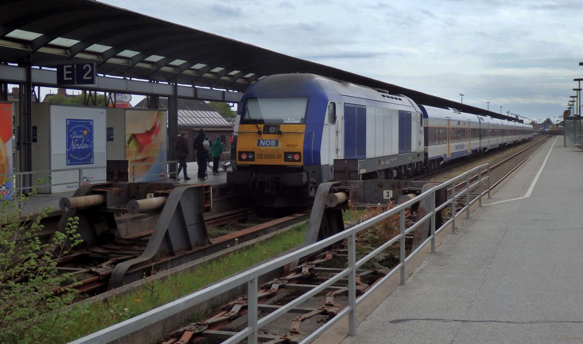 Eine NOB nach Hamburg Altona steht in Westerland(Sylt) auf Gleis 3 bereit.
Aufgenommen im Mai 2015.