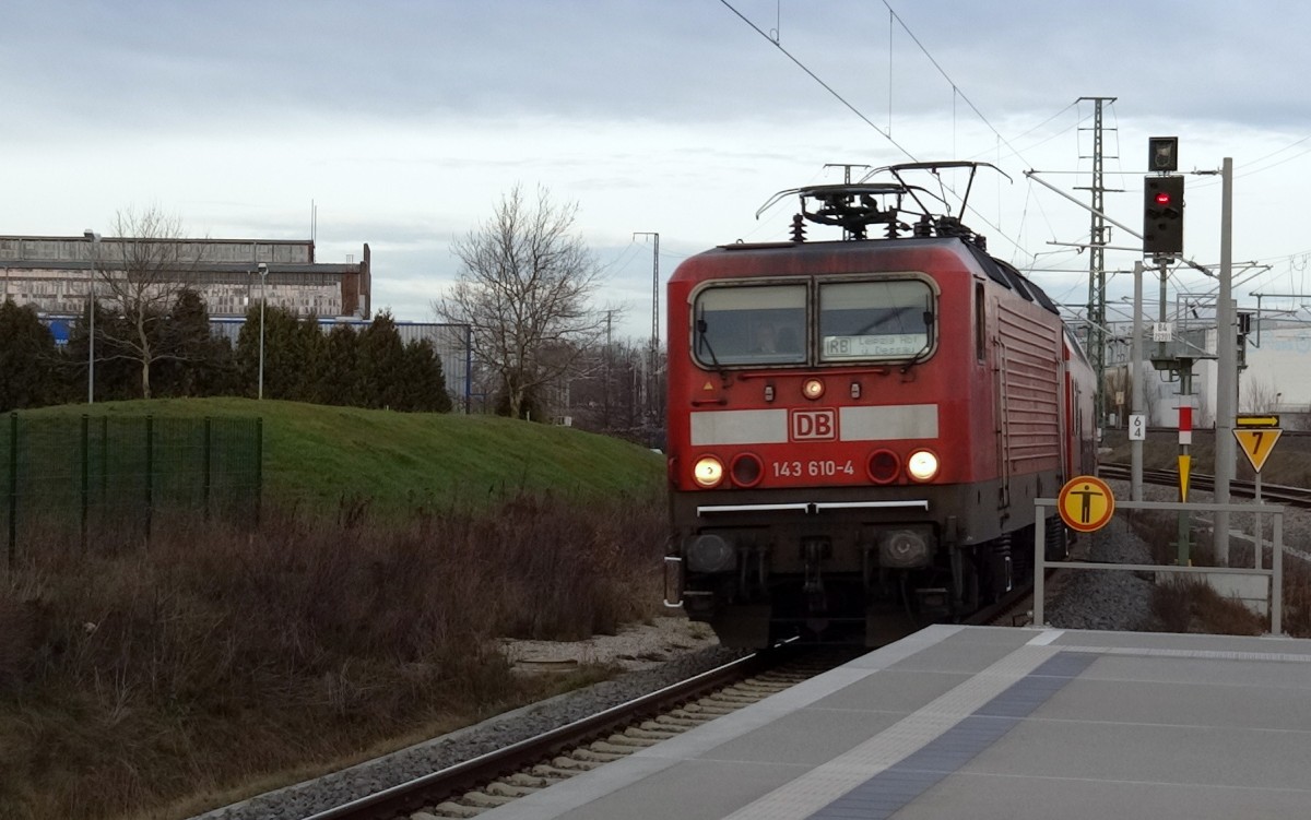 Eine Regionalbahn nach Leipzig Hbf, gebildet aus einer 143 und DR-Doppelstockwagen durchfährt Leipzig Nord.
Aufgenommen im Dezember 2013.
