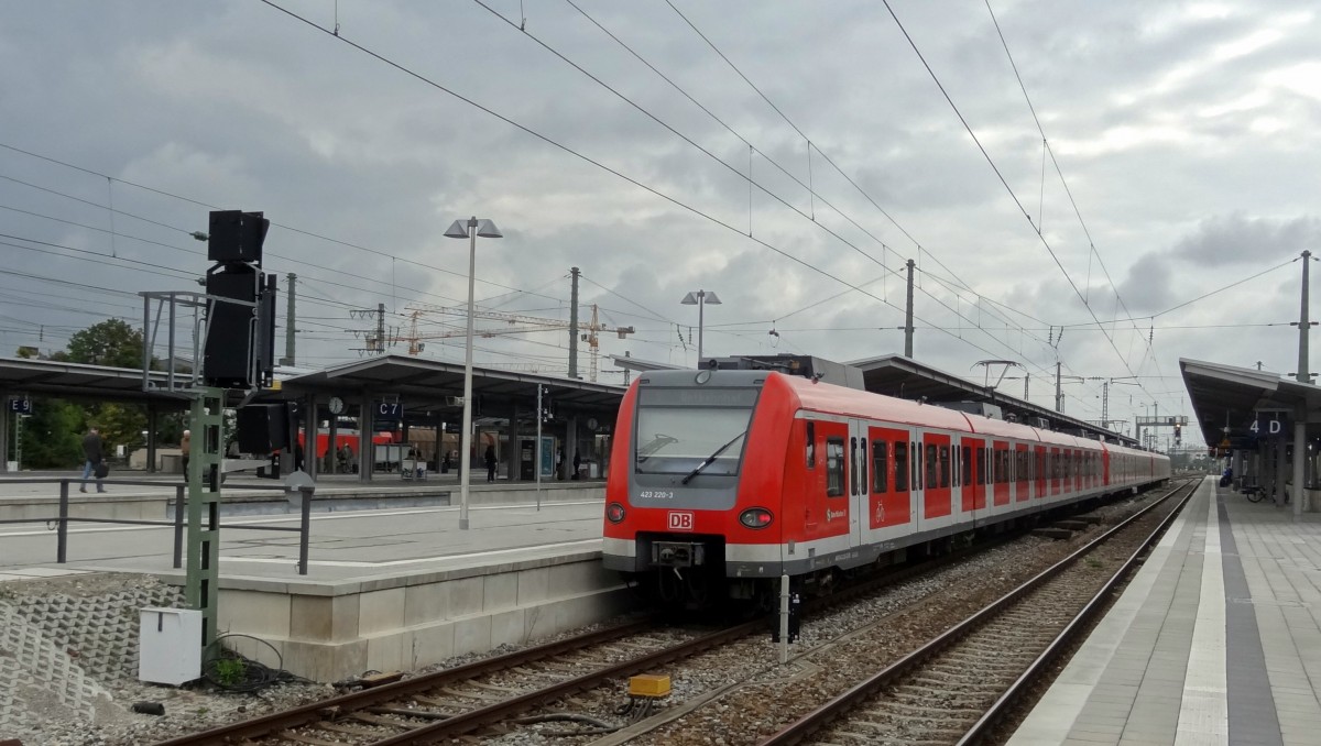 Eine S6 zum Ostbahnhof steht im Bahnhof München-Pasing. Aufgenommen im September 2014.