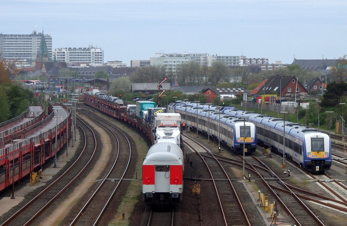 Eine SyltShuttle Autozug fährt auf den Bahnhof Westerland(Sylt) zu.
Aufgenommen im Mai 2015.