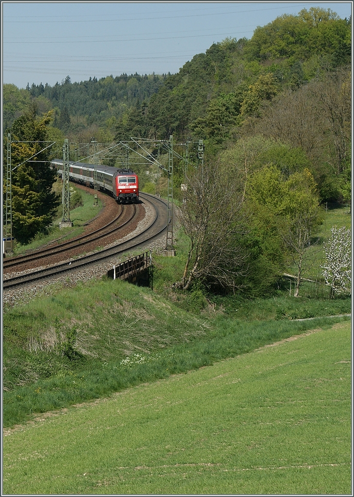 Eine unbekannte 120 erreicht mit ihre IC Stuttgart Zürich Engen.
22. April 2011