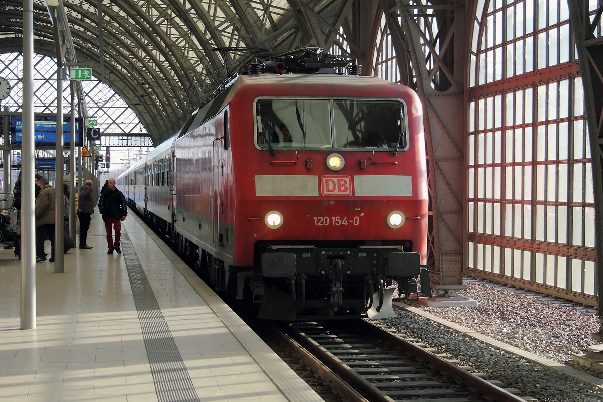 Einfahrt 120 154-0 am 18. Januar 2015 mit dem IC 1919 nach Köln Hauptbahnhof in den Hauptbahnhof von Dresden. 

