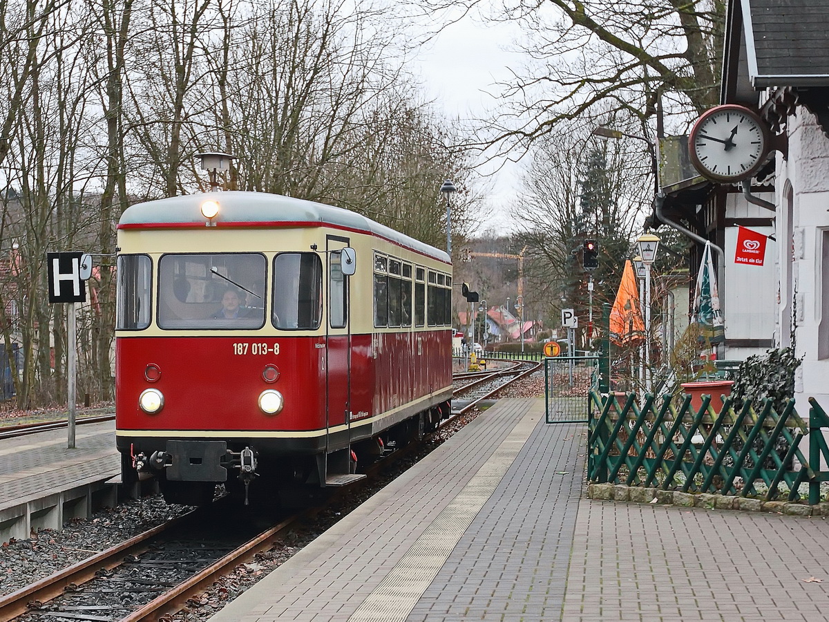 Einfahrt 187 013-8 in den Bahnhof Ilfeld als HSB 8972 am 30. Januar 2016 zur Weiterfahrt nach Quedlinburg.

