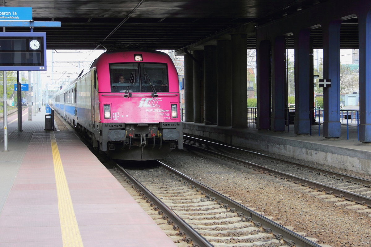Einfahrt 5 370 005 mit dem EC Berlin-Warszawa-Express 44 in Richtung Berlin in den
Bahnhof Poznań Główny (Posen) am 01 Mai 2017.