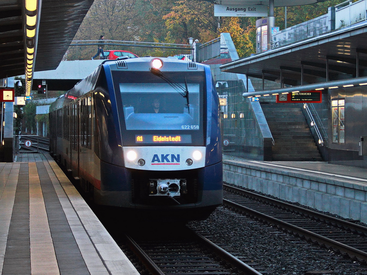 Einfahrt 622 658 mit einer weiteren unbekannten 622 in die Station Eidelstedt Zentrum am 22. Oktober 2016.