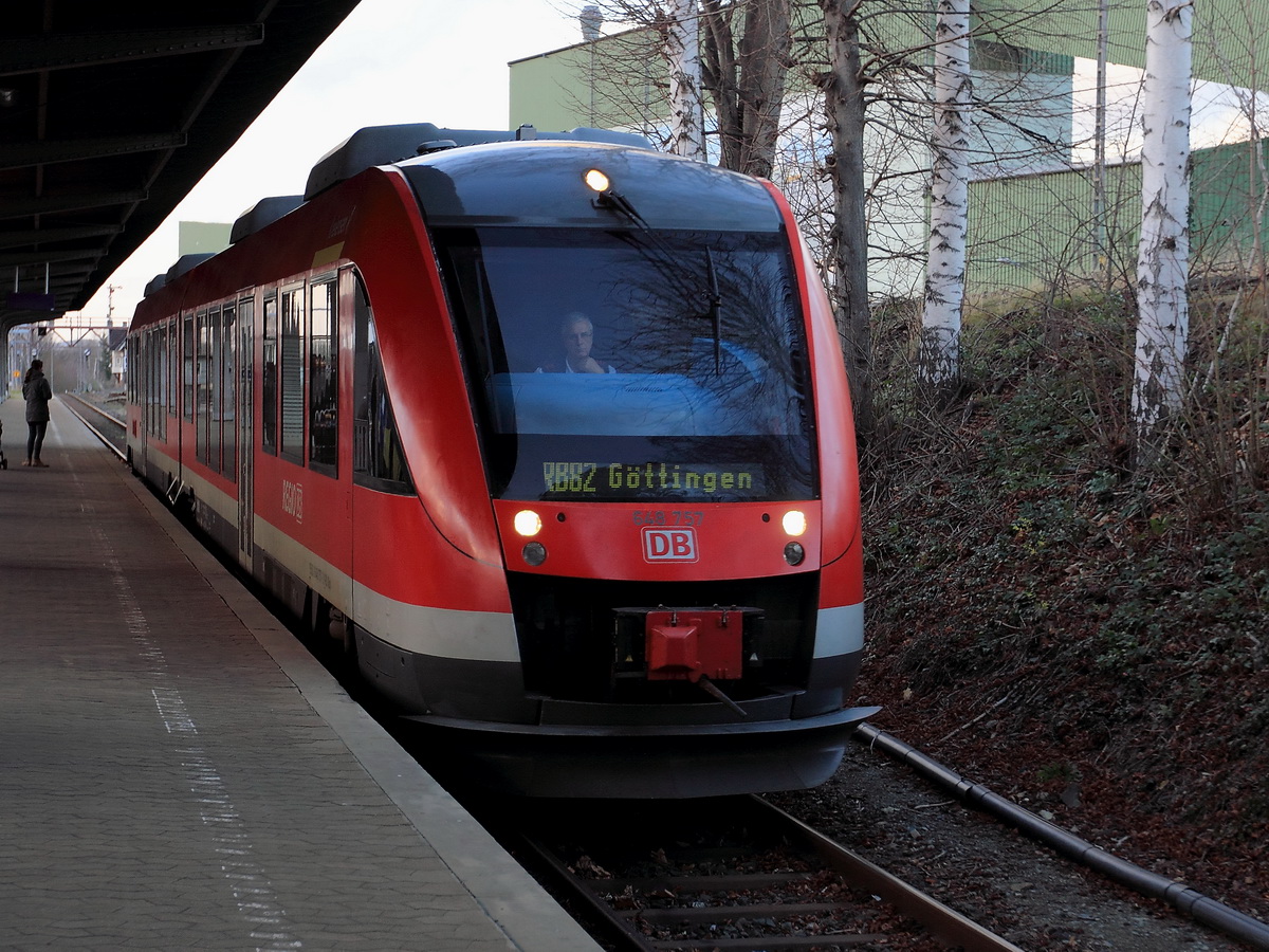 Einfahrt 648 757 als RB 82 von Gttingen in den Bahnhof Bad Harzburg und zur Rckfahrt nach Gttingen am 23. Dezember 2015. 