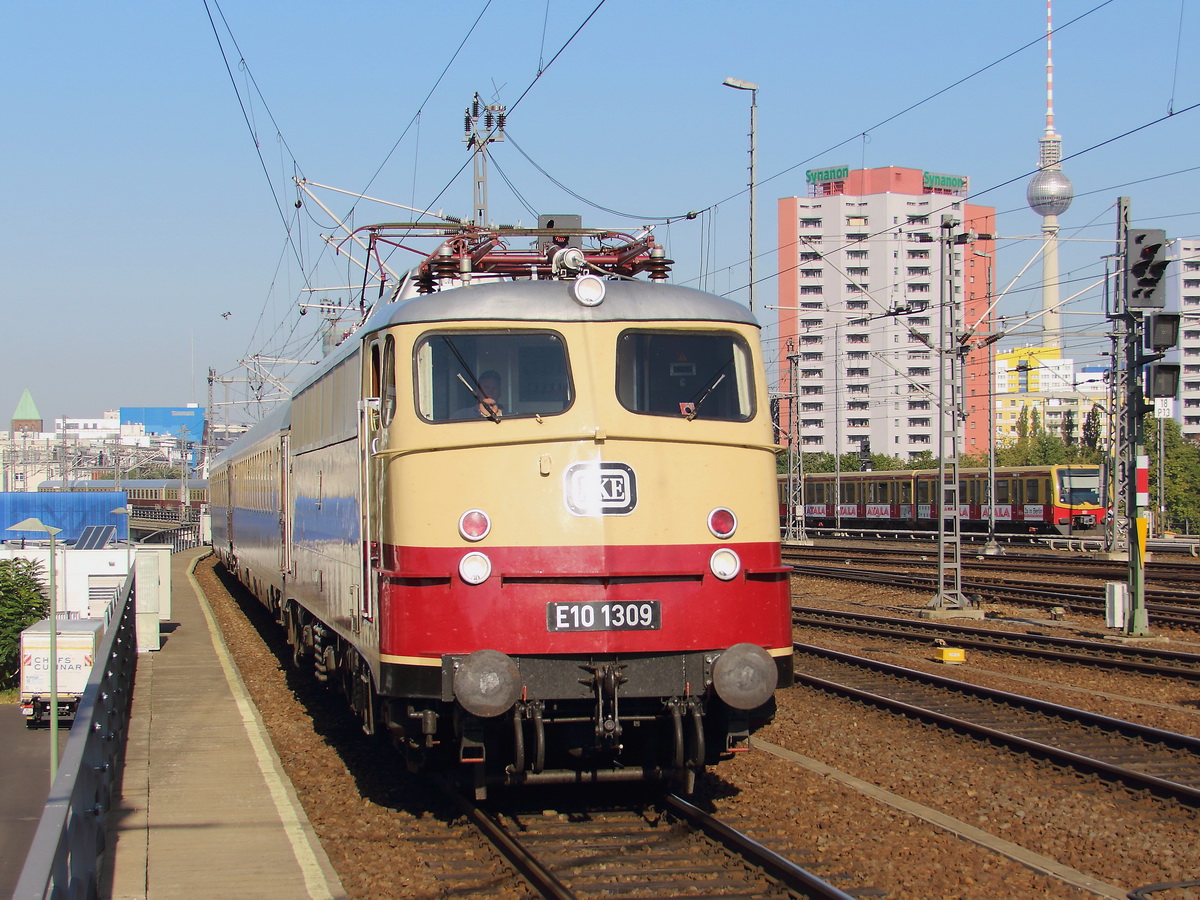 Einfahrt E 10 1309 der AKE am 30. August 2017 in den Ostbahnhof von Berlin.