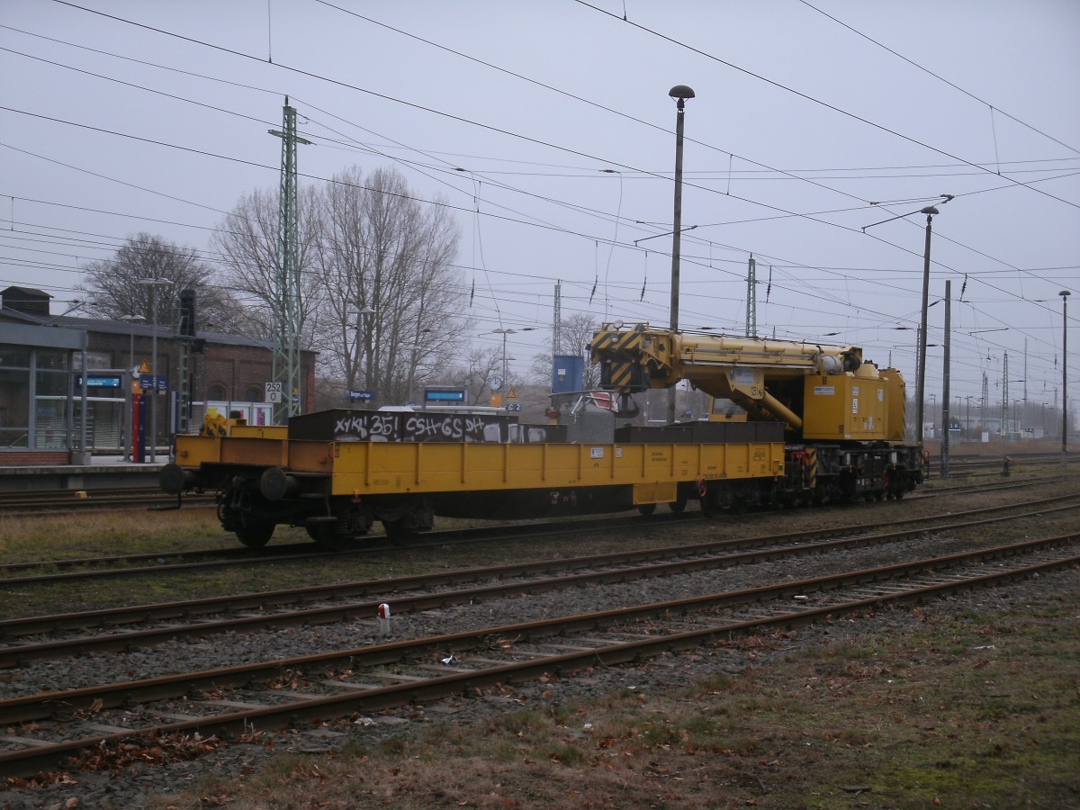 Eisenbahndrehkran aus DDR Produktion mit Schutzwagen,am 11.Dezember 2013,in Bergen/Rgen.