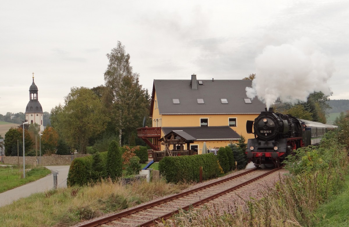 Erzgebirgische Aussichtsbahn wieder von Schwarzenberg nach Annaberg und zurck. Heute mit 50 3616(Schwarzenberg) hier in Schlettau. 
