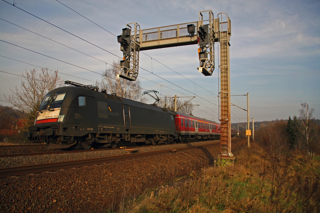ES 64 U2-014 mit einer RB 20 am 27.11.14 bei der Ausfahrt Erfurt-Bischleben gen Eisenach.