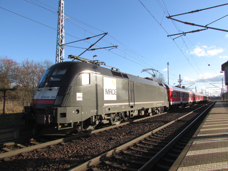 ES 64/U2-018 mit ihrem Personenzug im Bahnhof Frttstdt am 7.Jan.2014