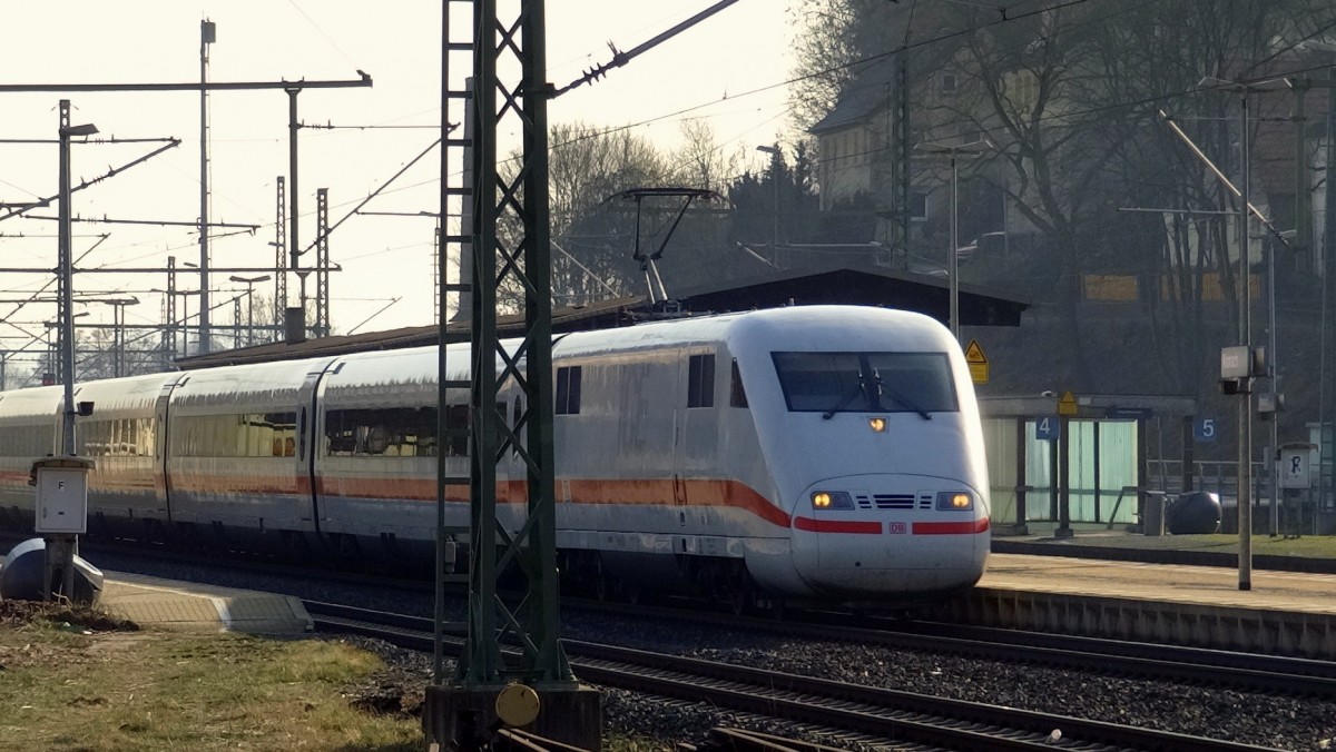 Freitags und Sonntags fahren auch ICEs der 1.Generation von München nach Berlin die direkte Strecke über Jena, Leipzig.
Aufgenommen bei der Durchfahrt in Kronach im März 2014.