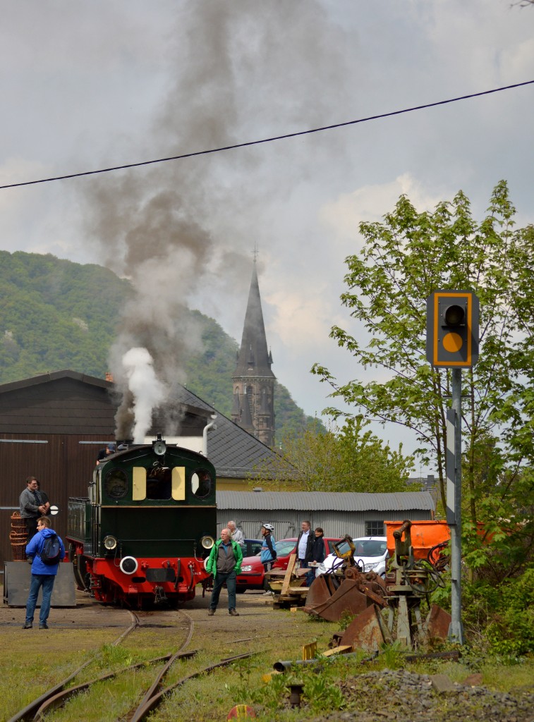 Fr die Kategorie Eisenbahn und Kirche. Die 11sm am Brohler Lokschuppen am 01.05.2015