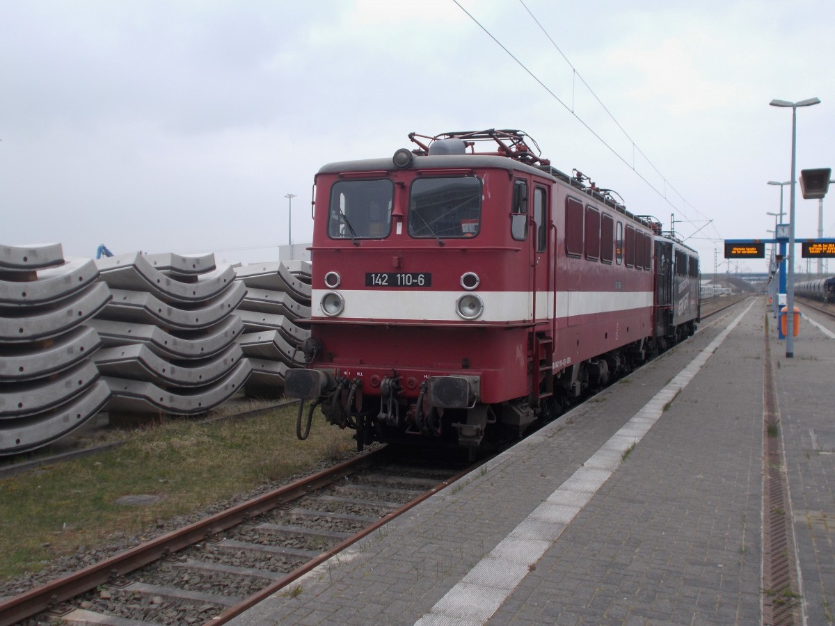 Gleich zwei Holzroller 142 110 und 142 145 standen,am 09.April 2015,am Bahnsteig in Mukran.