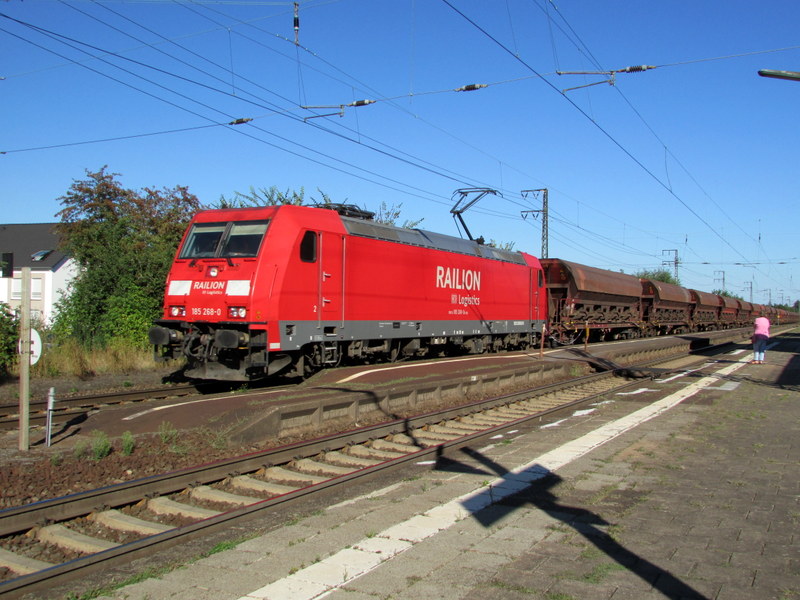 Gterzug 62942 durchfhrt den Bahnhof Weiterstadt am 05.Sept.2013