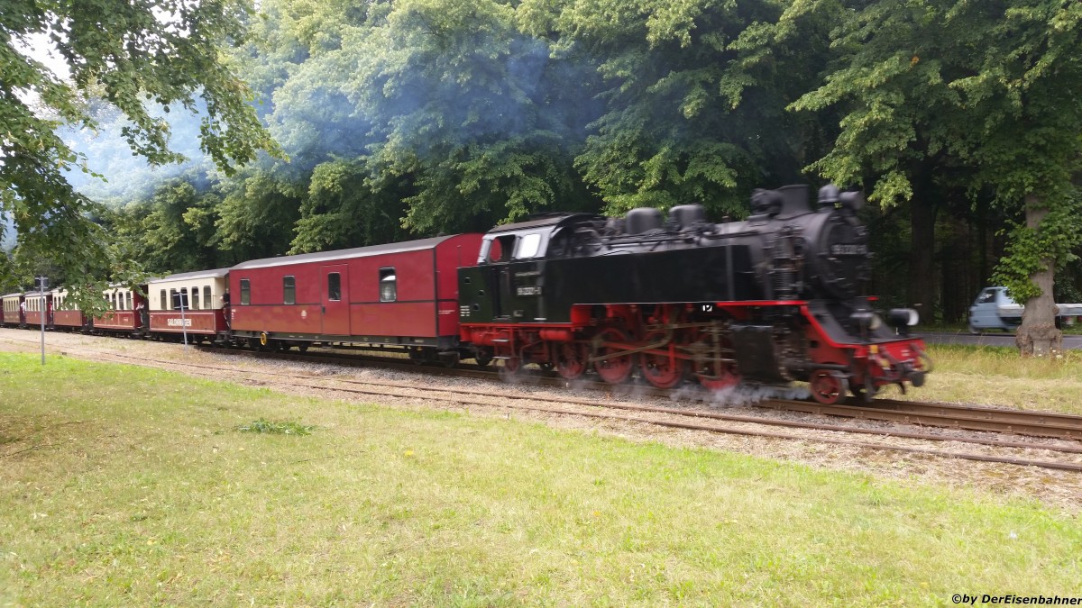 Hier kommt die 99 2321-0 mit ihren Personenzug von Kühlungsborn 
West nach Bad Doberan. Hier beim Haltepunkt Rennbahn. (am 12.08.2015)