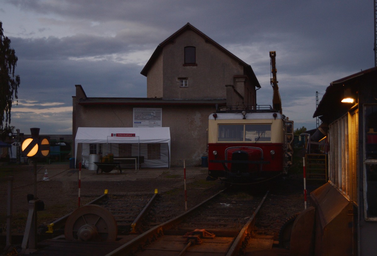 Hinter der Drehscheibe durfte sich der Wismarer Schienenbus am 19.09.2015 im Eisenbahnmuseum Darmstadt-Kranichstein ausruhen.