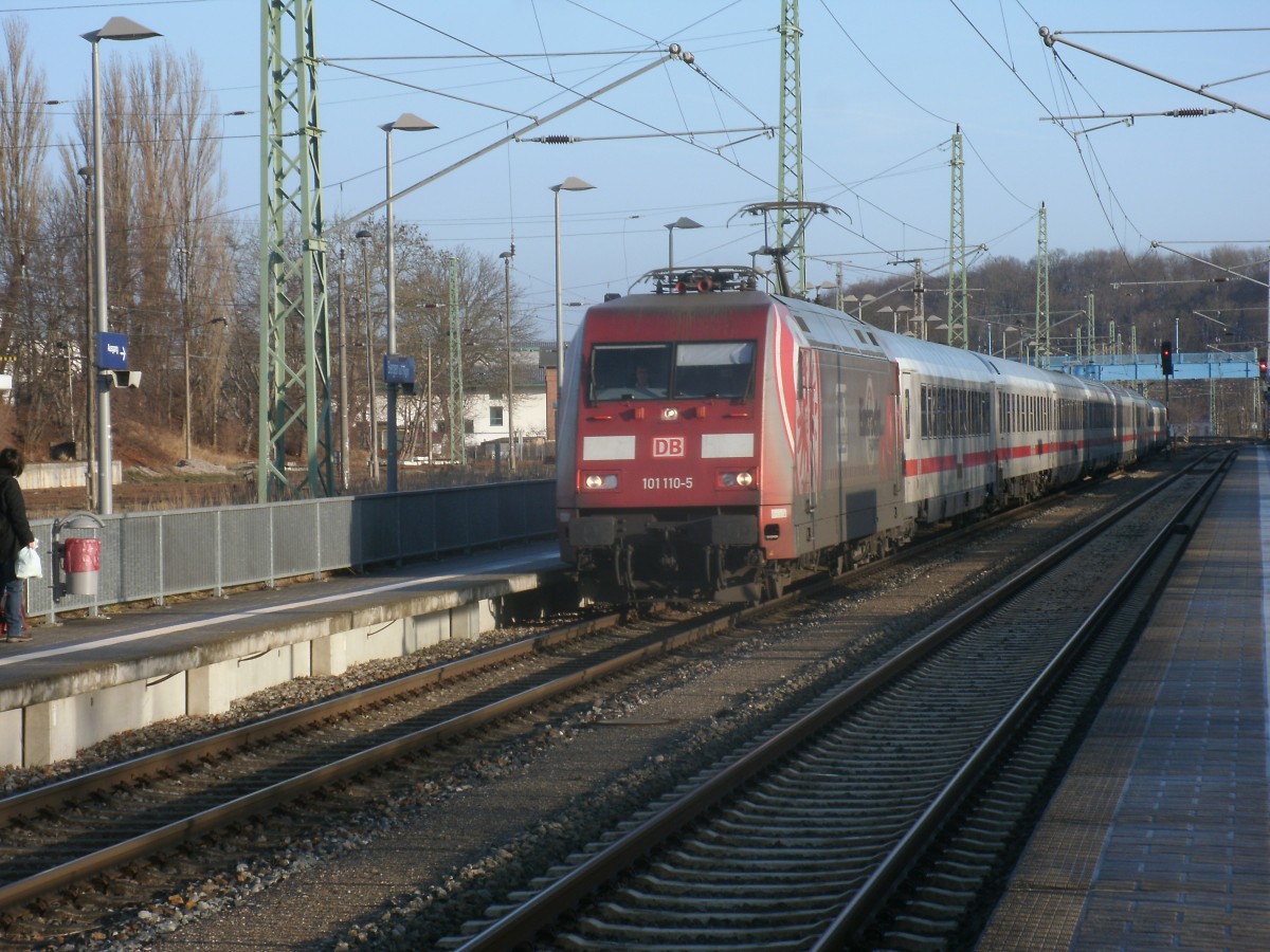 IC 2213 Binz-Stuttgart zog 101 110,am 29.Dezember 2013,in den Bahnhof Bergen/Rügen.