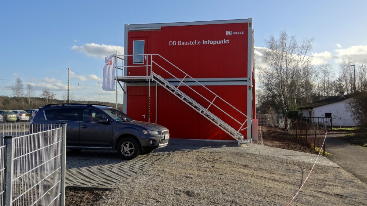 In Breitengüßbach steht ein DB Baustellen Infopunkt, der über den Bau der Aus- und Neubaustrecke Nürnberg-Erfurt informiert. 
Aufgenommen im Februar 2014. 