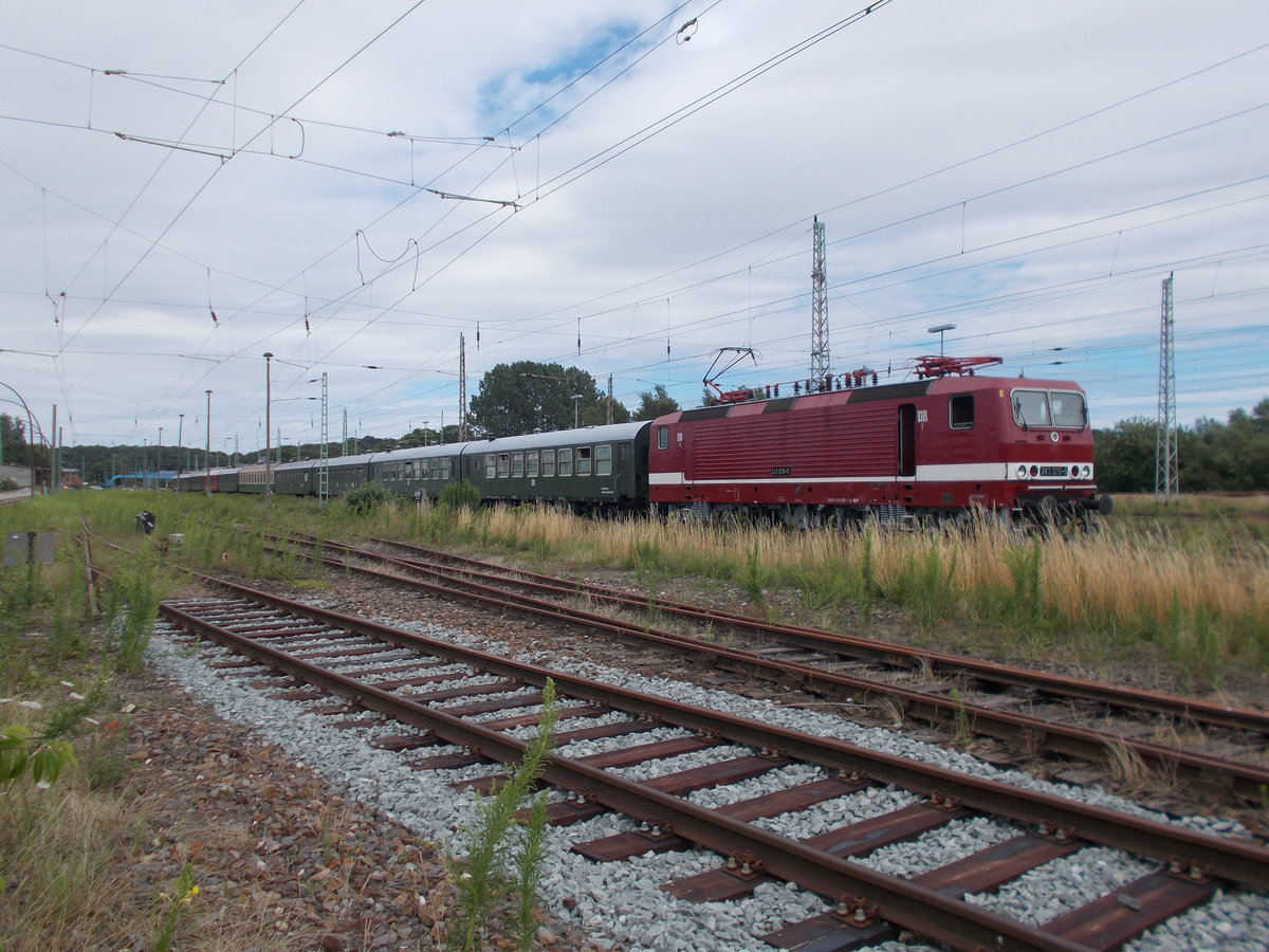 In diesem Jahr setzte der Lausitzer Dampflokclub nicht die EKO-Trans 143 001 vor dem Strtebekersonderzug ein.Diesmal war es die 143 005 die,am 16.Juli 2016,nach Bergen/Rgen kam.