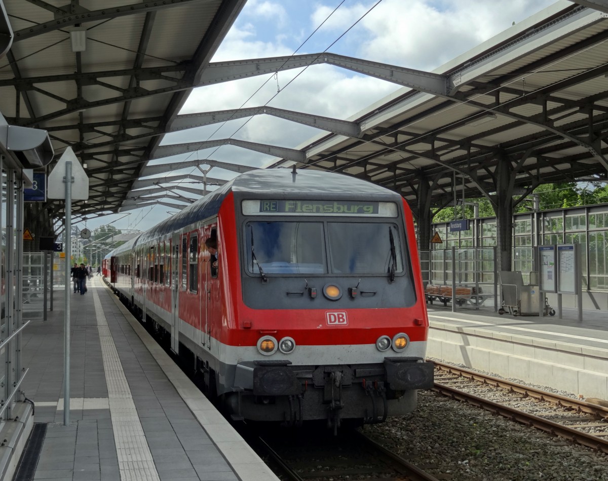 In Krze wird dieser RE den Bahnhof von Rendsburg nach Flensburg verlassen.
Aufgenommen im Mai 2014.