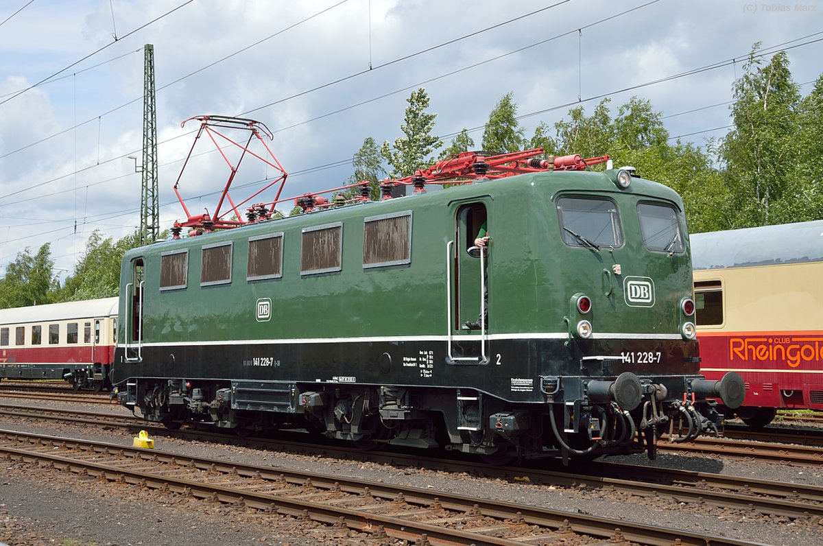 In der Lokaufstellung zur Lokparade beim Sommerfest in Koblenz am 18.06.2016 stand 141 228 (Eisenbahnmuseum Darmstadt-Kranichstein). Ich gehörte zur Lokbesatzung der 141 228 beim Sommerfest, daher konnte ich mit Warnweste dort fotografieren.