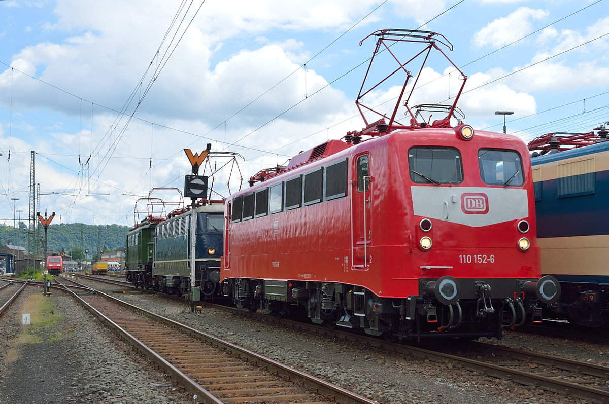 In der Lokaufstellung zur Lokparade beim Sommerfest in Koblenz am 18.06.2016 stand 110 152 (Baureihe E10 e.V.) . Ich gehörte zur Lokbesatzung der 141 228 beim Sommerfest, daher konnte ich mit Warnweste dort fotografieren.