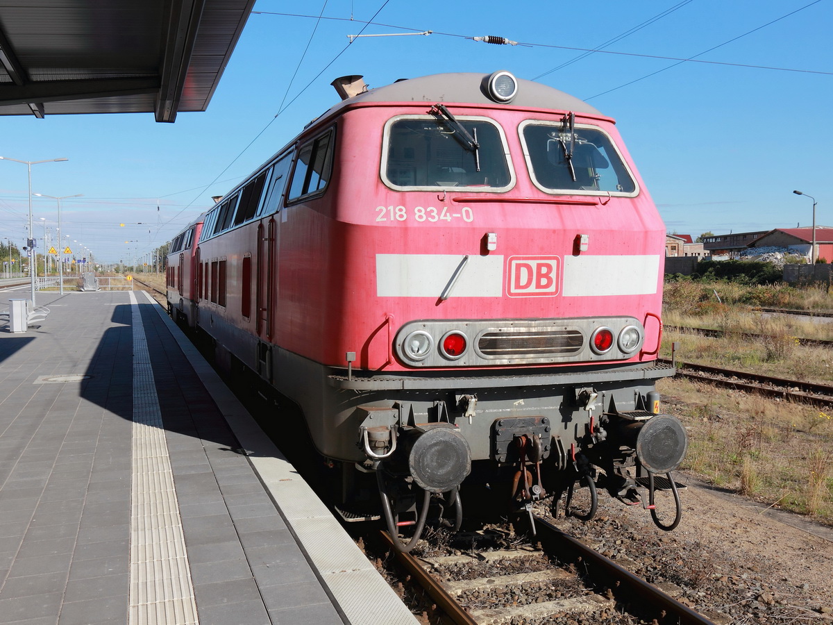 In Prenzlau waren 218 839-8 mit 218 834-0 im Bahnhof zu sehen. Grund war vermutlich eine Oberleitungsstrung zwischen Prenzlau und Pasewalk auf der  Strecke Berlin - Stalsund am 11. Oktober 2015.