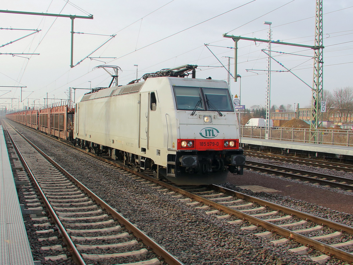 ITL 185 579-0 mit einem Güterzug durchfährt den Hauptbahnhof von Magdeburg am 17. Februar 2018.