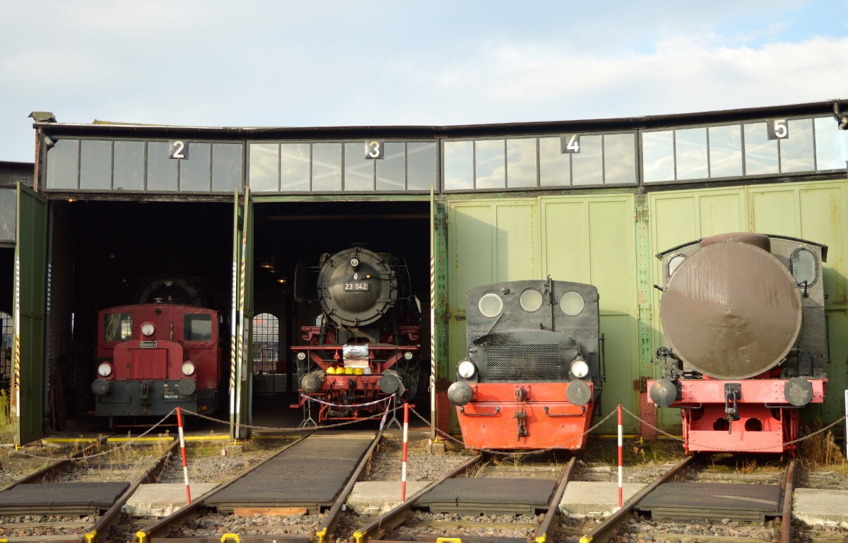 K 3504 (dahinter 44 404), 23 042, K 1002 und die  Olga  auf den Stnden 2-5 im Eisenbahnmuseum Darmstadt-Kranichstein am 20.09.2015