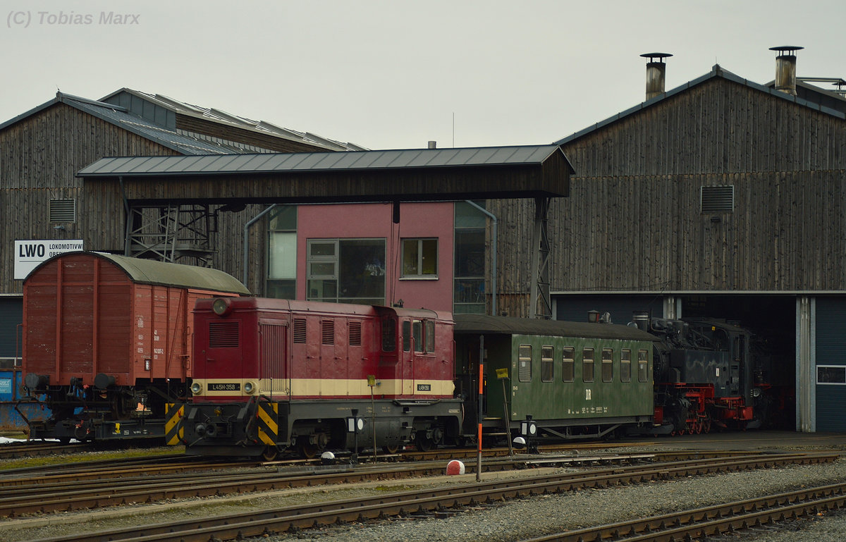 L45H-358 rangierte am 30.03.2016 auf dem Bahnhof Oberwiesenthal.