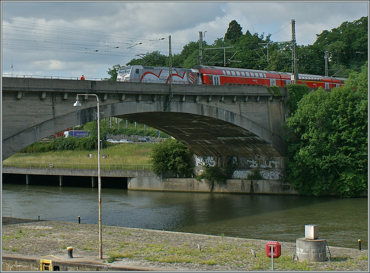 Leider etwas verdeckt nur erwischte ich die  Stuttgart21  146 am Neckar bei Stuttgart. 
22. 06.2013