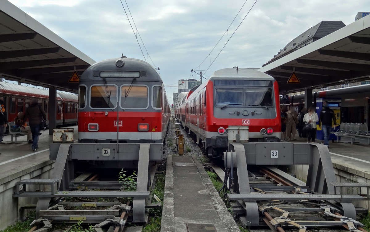 Links der RE nach Memmingen, rechts der RE nach Mittenwald.
Aufgenommen im September 2014.