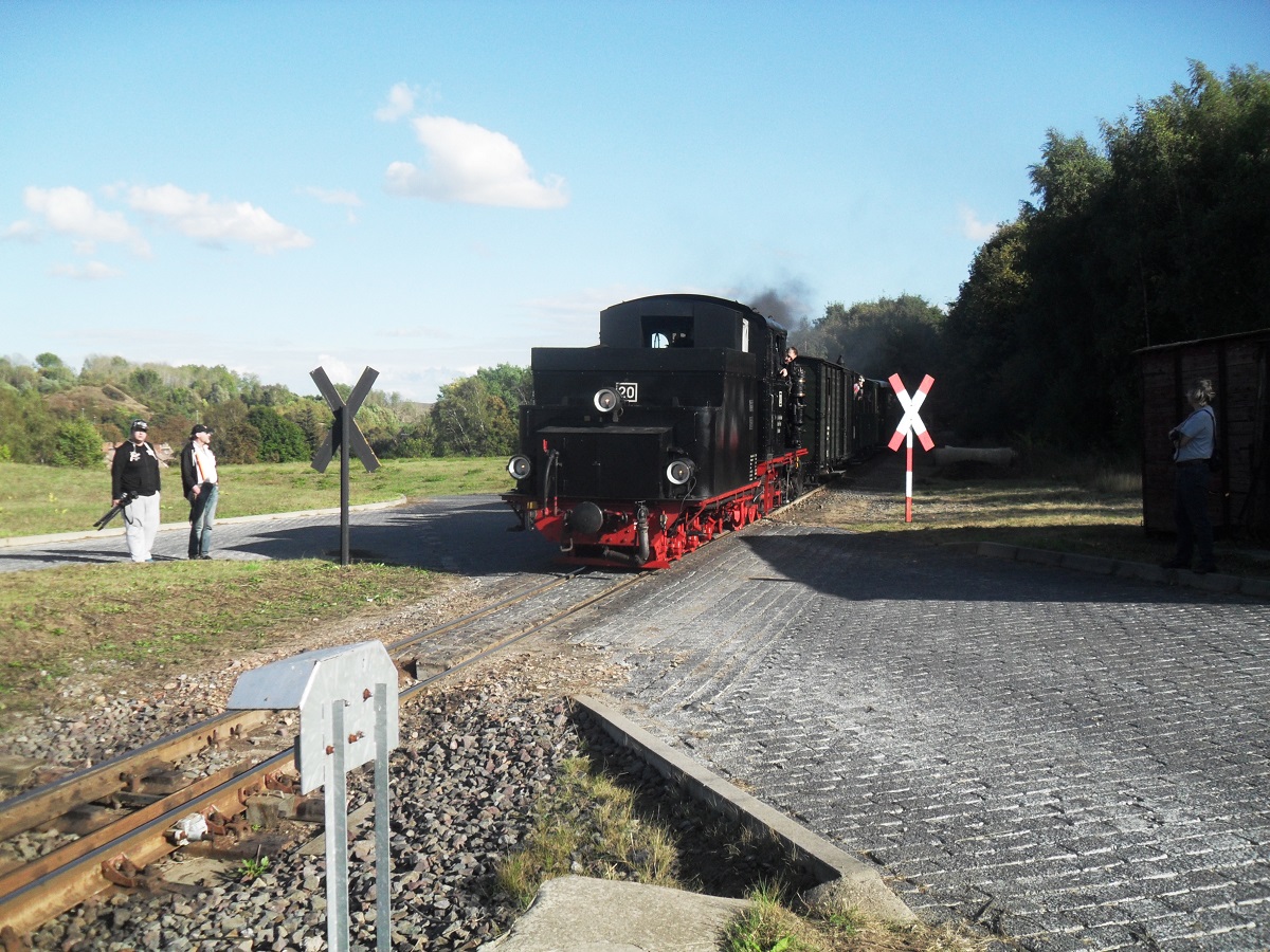Lok 20 mit ihrem Personenzug am 02.10.2016 bei der Einfahrt in Hettstedt Kupferkammerhtte.