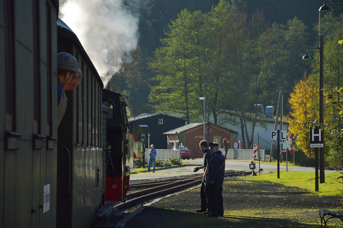 Lokführer und Zugführer bei einem kurzem Plausch kurz vor der Ausfahrt aus Schmalzgrube am 24.10.2015