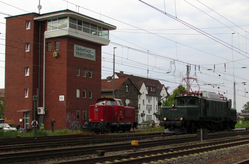 Loktreffen im Bahnhof Darmstadt Kranichstein am 01.Juni.2014.
Links die Mak 1200 D der Bahnwelt Darmstadt Kranichstein und links die E94 088 der GES Stuttgart.Beide waren bei den Bahnwelttagen im Einsatz.