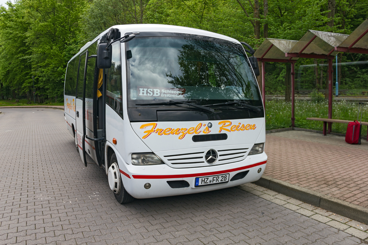 Mercedes Medio von Frenzel´s  Reisen aus Deutschland  in Harzgerode am 21. Mai 2017 tätig für die HSB nun als Schienenersatzverkehr (Reduzierung der Züge)  am 21. Mai 2017.