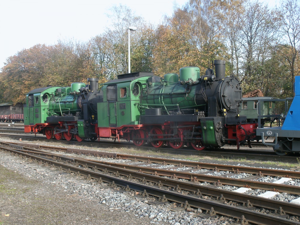 Mh 52(links)und ihre Schwesterlok Mh 53,am 31.Oktober 2013,in Putbus.